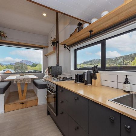 Tiny House With Mountain Views, Indoor And Outdoor Fire, Private Courtyard Garden Apartment Wanaka Bagian luar foto