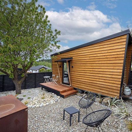 Tiny House With Mountain Views, Indoor And Outdoor Fire, Private Courtyard Garden Apartment Wanaka Bagian luar foto