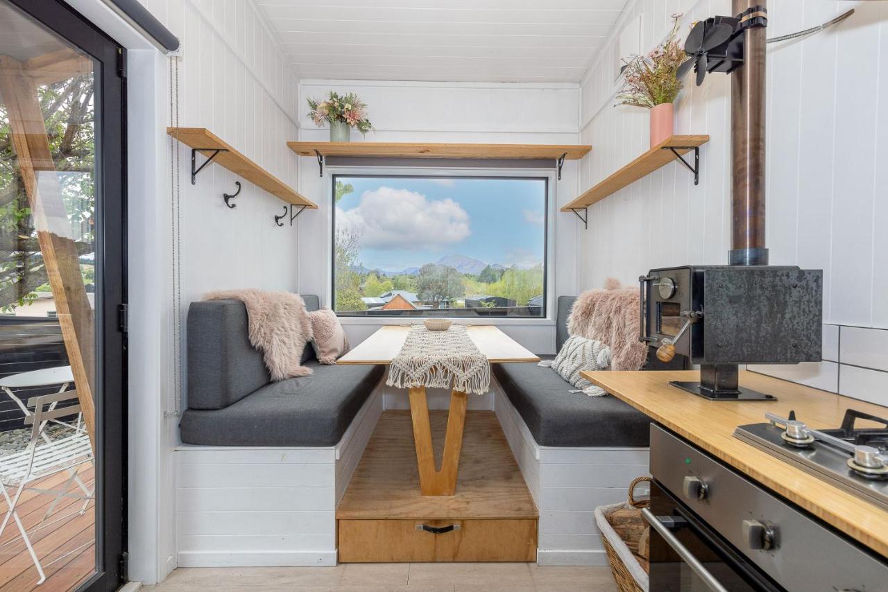 Tiny House With Mountain Views, Indoor And Outdoor Fire, Private Courtyard Garden Apartment Wanaka Bagian luar foto