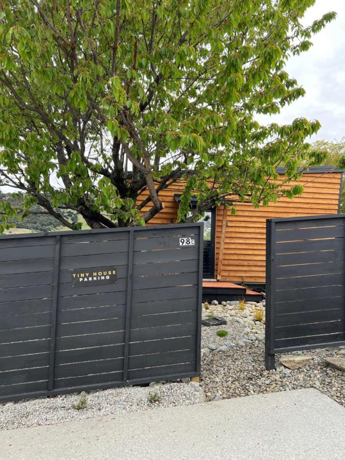 Tiny House With Mountain Views, Indoor And Outdoor Fire, Private Courtyard Garden Apartment Wanaka Bagian luar foto