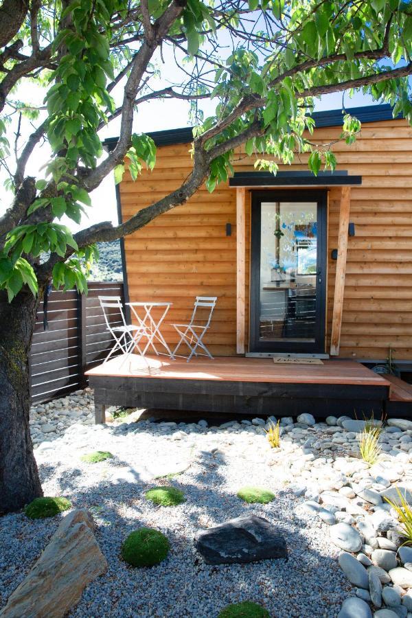 Tiny House With Mountain Views, Indoor And Outdoor Fire, Private Courtyard Garden Apartment Wanaka Bagian luar foto