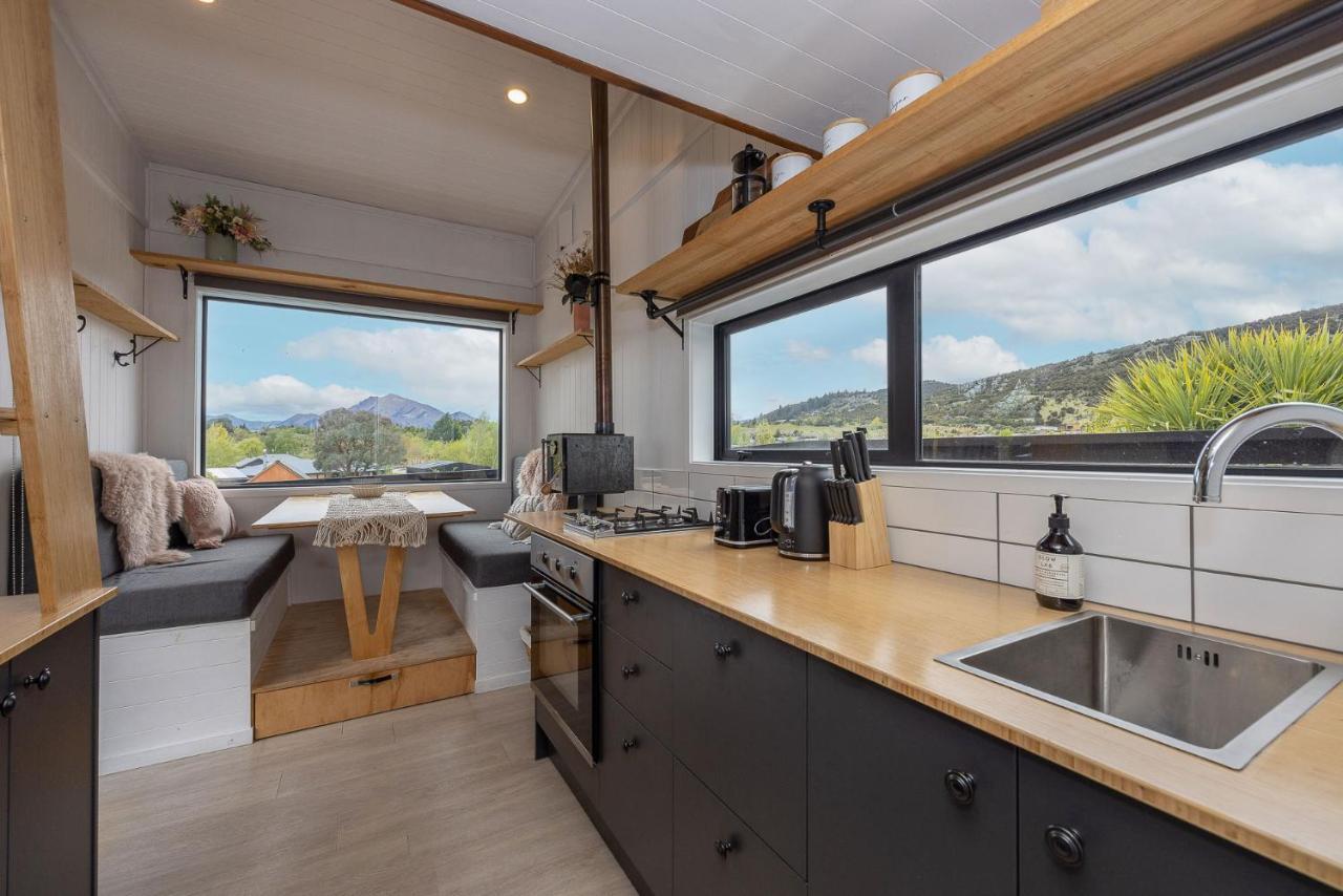 Tiny House With Mountain Views, Indoor And Outdoor Fire, Private Courtyard Garden Apartment Wanaka Bagian luar foto