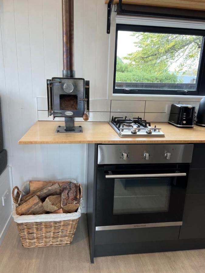 Tiny House With Mountain Views, Indoor And Outdoor Fire, Private Courtyard Garden Apartment Wanaka Bagian luar foto