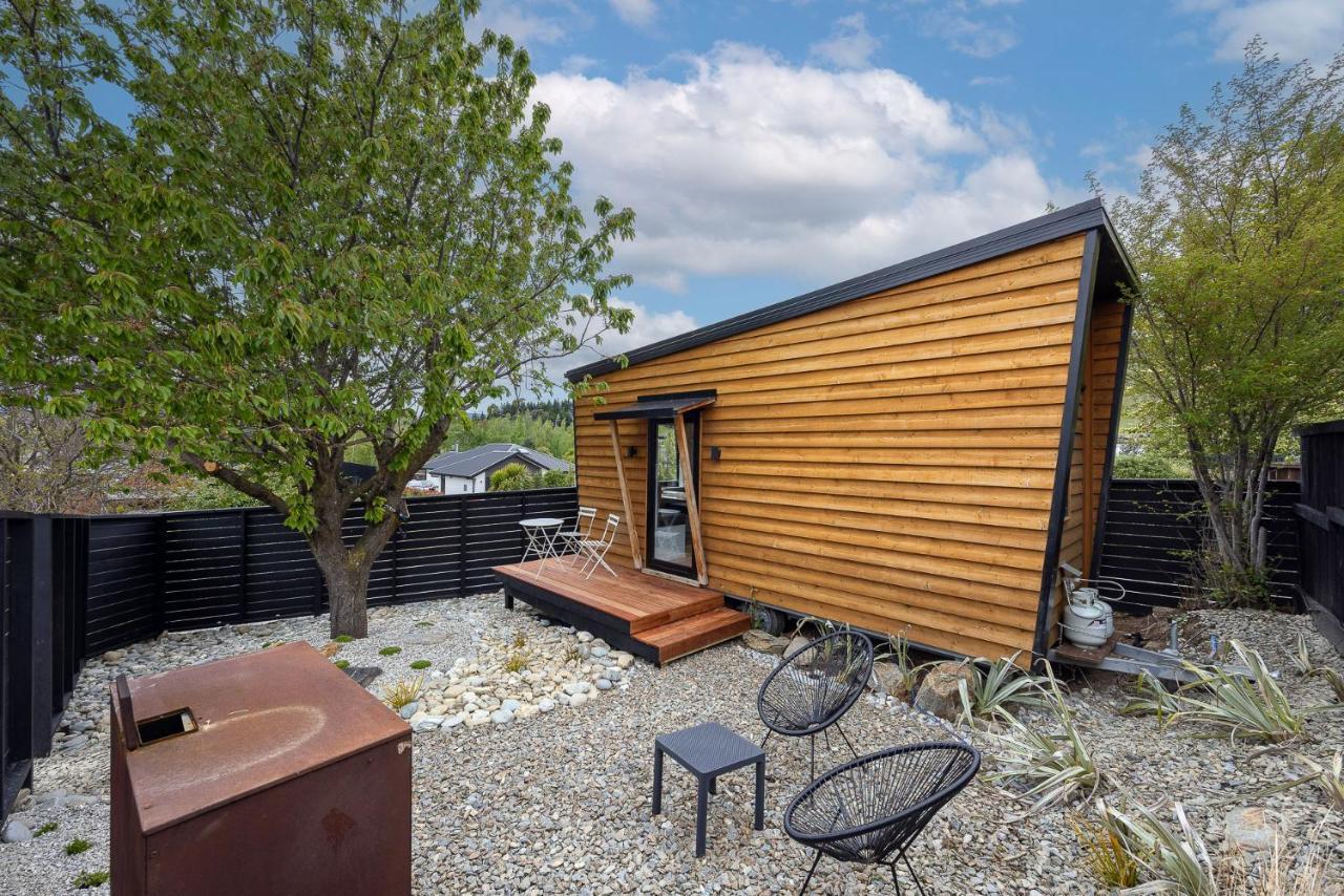 Tiny House With Mountain Views, Indoor And Outdoor Fire, Private Courtyard Garden Apartment Wanaka Bagian luar foto