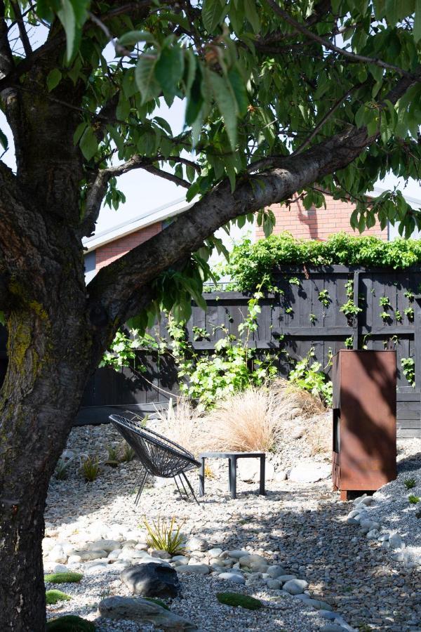Tiny House With Mountain Views, Indoor And Outdoor Fire, Private Courtyard Garden Apartment Wanaka Bagian luar foto
