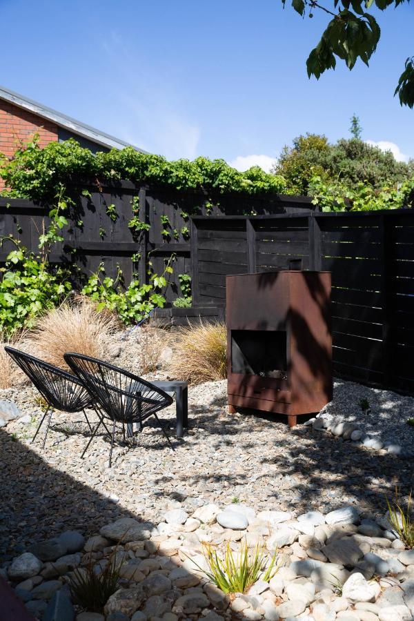 Tiny House With Mountain Views, Indoor And Outdoor Fire, Private Courtyard Garden Apartment Wanaka Bagian luar foto
