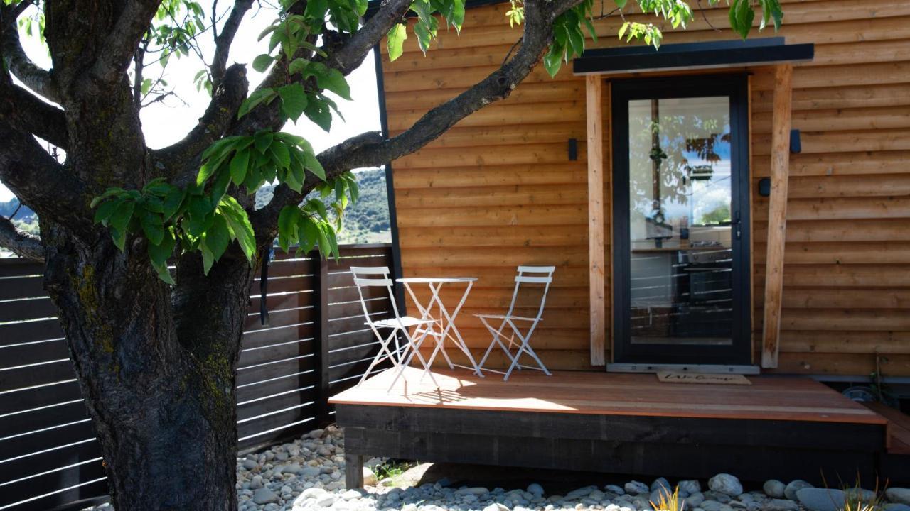 Tiny House With Mountain Views, Indoor And Outdoor Fire, Private Courtyard Garden Apartment Wanaka Bagian luar foto
