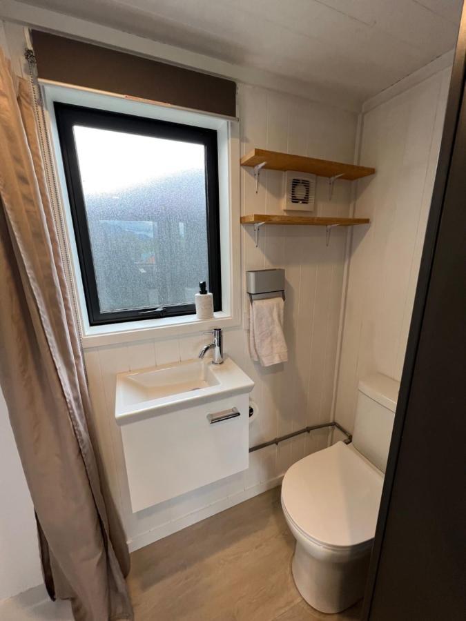 Tiny House With Mountain Views, Indoor And Outdoor Fire, Private Courtyard Garden Apartment Wanaka Bagian luar foto