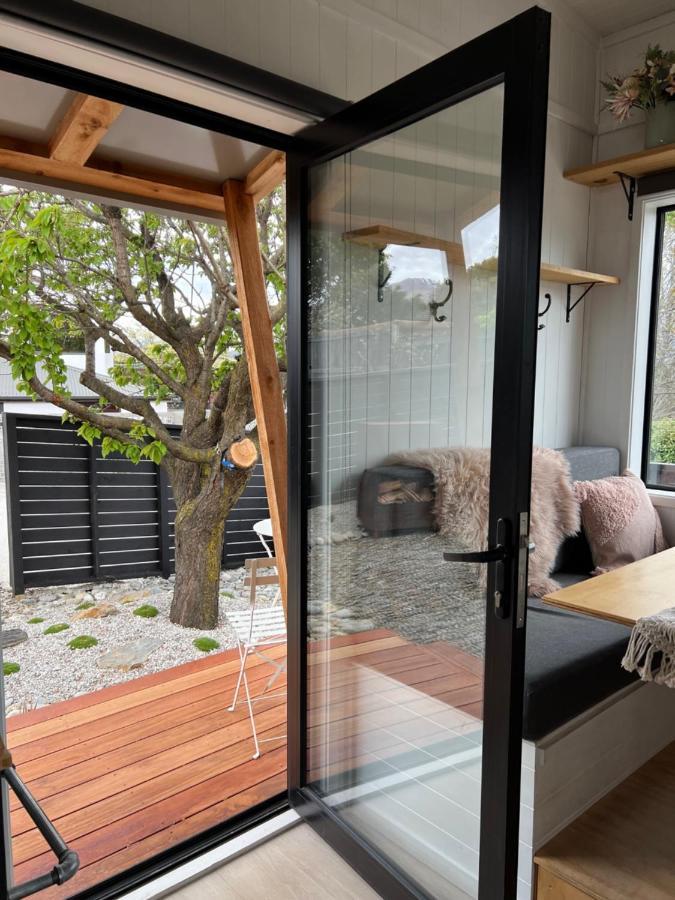 Tiny House With Mountain Views, Indoor And Outdoor Fire, Private Courtyard Garden Apartment Wanaka Bagian luar foto